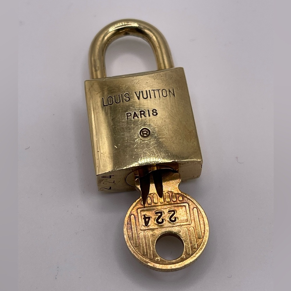 100% Authentic and pre loved Louis Vuitton - RARE Gold Lock and Key set #224 - Picture 2 of 5